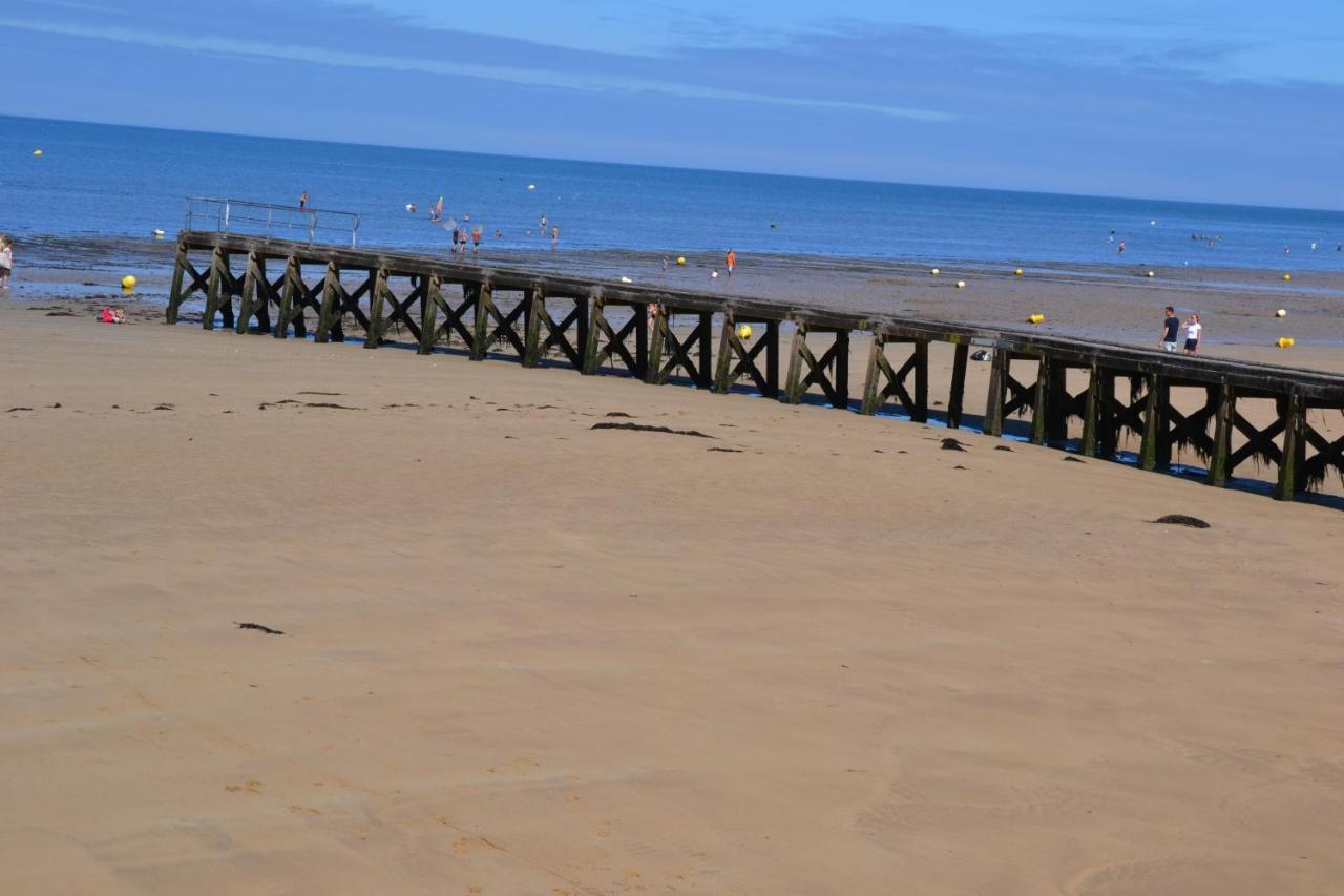 Gite "Au P'Tit Tourois" De Plain-Pied Tout Confort Avec Veranda Proche D'Omaha Beach Et De Bayeux Accueillant Les Animaux Tour-en-Bessin Exterior foto